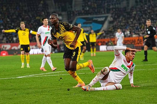 Guirassy ấn định 1-0, Dortmund thắng nhọc Augsburg