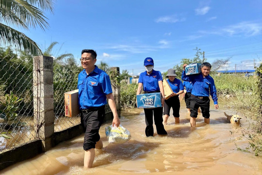 Tỉnh đoàn Lâm Đồng thăm, tặng quà cho người dân vùng ngập lụt xã Hàm Thuận