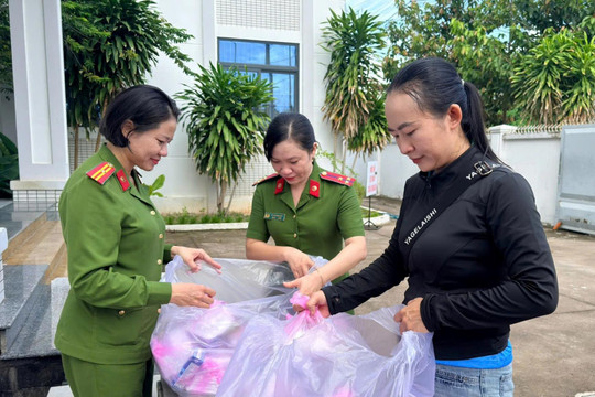 Công an phường Hàm Thắng kịp thời ứng phó, cứu hộ người dân trong mưa lũ