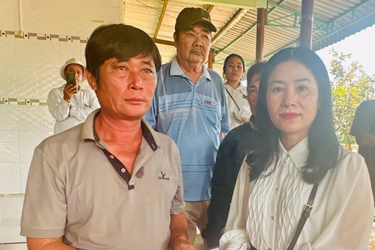 Ngành Giáo dục Lâm Đồng thăm hỏi gia đình học sinh bị lũ cuốn ở Tuy Phong