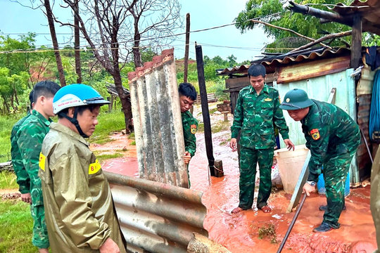 BĐBP tỉnh Lâm Đồng sát cánh cùng người dân khắc phục hậu quả mưa lũ