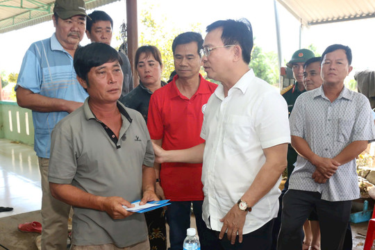 Chủ tịch UBND tỉnh Lâm Đồng Hồ Văn Mười thăm hỏi, chia buồn gia đình cháu bé tử vong do lũ cuốn tại Tuy Phong