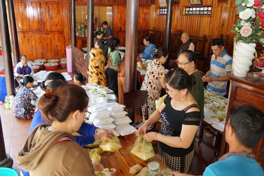 Nghĩa tình nơi vùng lũ