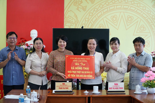 Chủ tịch Ủy ban MTTQ Việt Nam tỉnh Lâm Đồng Phạm Thị Phúc kiểm tra, chỉ đạo khắc phục hậu quả mưa lũ