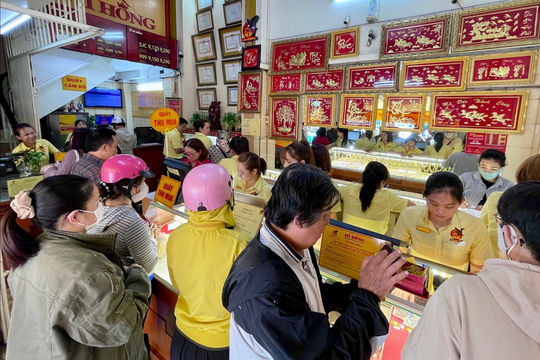 Giá vàng hôm nay 3/11/2025: Giá vàng SJC, vàng nhẫn trong nước, vàng thế giới