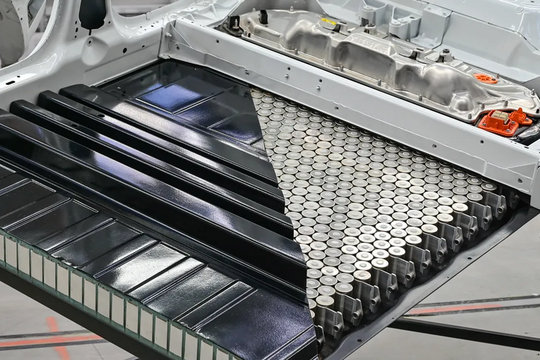 Cháy xe điện: Cái giá của cuộc đua hiệu suất và sạc nhanh