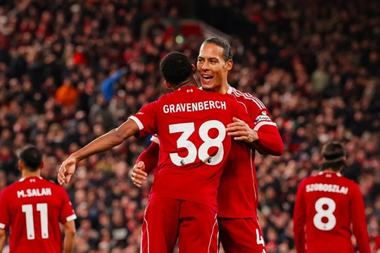 Gravenberch tỏa sáng, Liverpool thắng Aston Villa 2-0