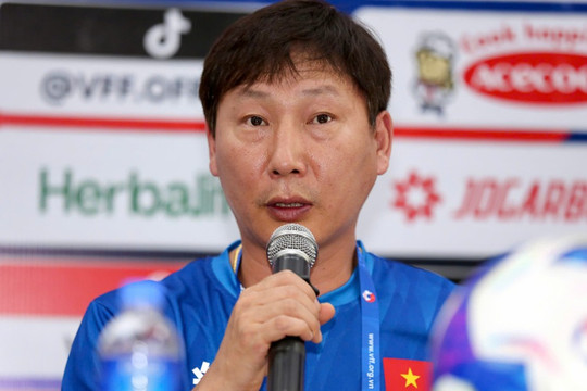 HLV Kim Sang-sik đổi văn hóa tập luyện tuyển Việt Nam