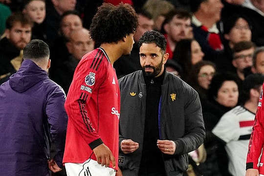 Man Utd hòa 2-2, Zirkzee dự bị: thông điệp của Amorim