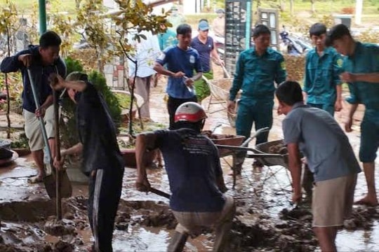 Bộ CHQS tỉnh Lâm Đồng huy động lực lượng khẩn cấp hỗ trợ người dân vùng lũ Tuy Phong