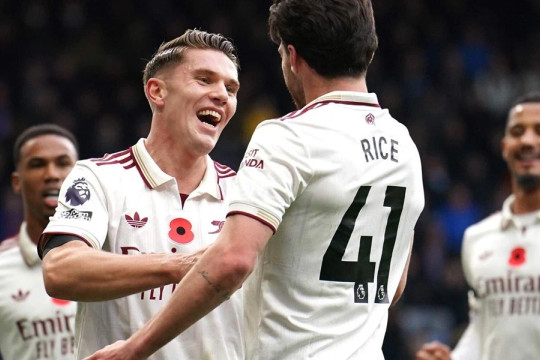 Arsenal 'cô đơn' trên đỉnh bảng xếp hạng, Liverpool cắt mạch toàn thua