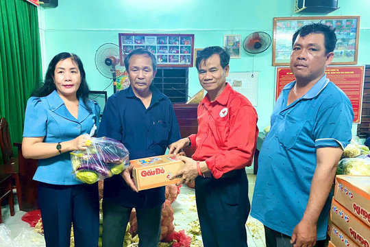 Hội Chữ thập đỏ Lâm Đồng thăm, tặng quà người dân vùng ngập lụt