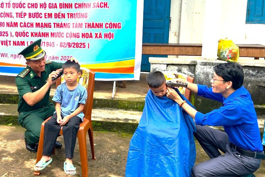 “Tay kéo biên phòng” thắt chặt tình quân dân