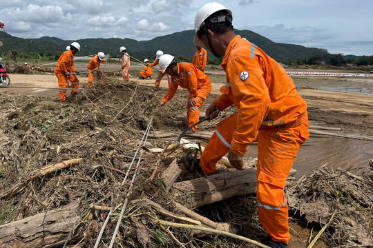 Tuy Phong thiệt hại nặng sau lũ, lực lượng chức năng nỗ lực giúp dân khắc phục