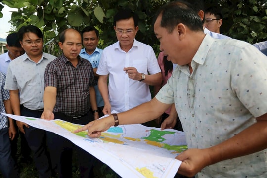 Chủ tịch UBND tỉnh Lâm Đồng Hồ Văn Mười thăm và kiểm tra tình hình mưa lũ tại xã Hàm Thạnh và Tuy Phong