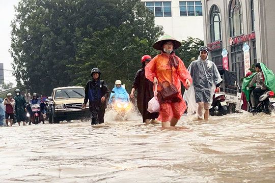 Nước lũ ở Huế và Đà Nẵng lại lên nhanh, ngập lụt diện rộng tái diễn