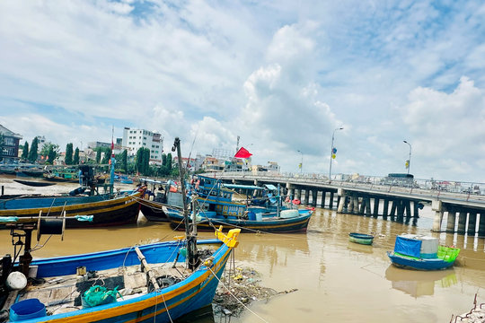 Nguy cơ mất an toàn từ việc neo tàu vào lan can, chân cầu