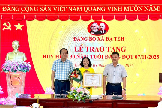 Các địa phương tổ chức trao Huy Hiệu Đảng đợt 7/11