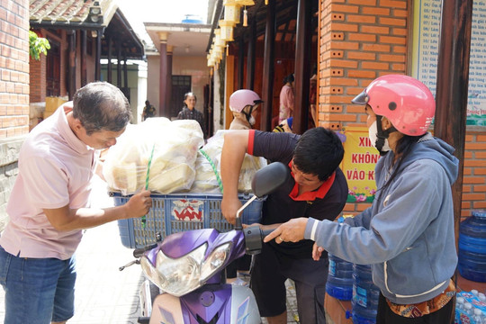 Những tiếng rao cơm giữa dòng nước lũ