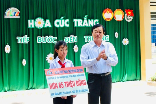 Chương trình “Hoa cúc trắng” - Tiếp bước đến trường” trao học bổng hơn 115 triệu đồng