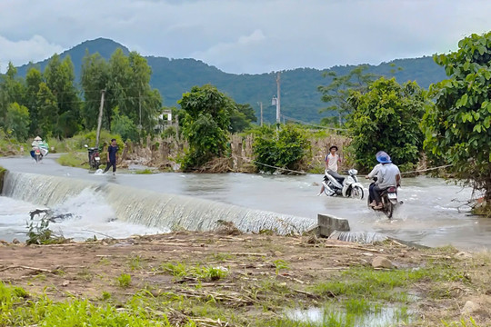 Sớm khắc phục hậu quả mưa lũ ở xã Hàm Thạnh