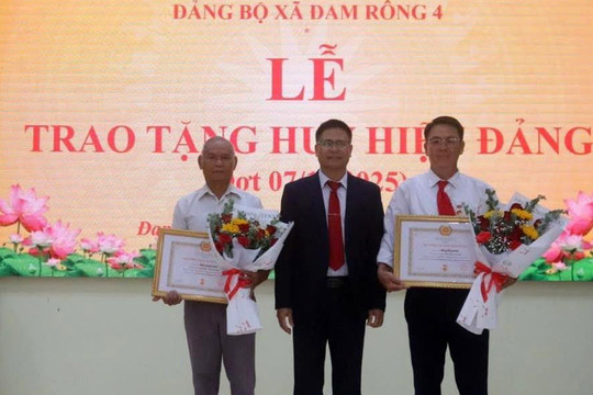 Đam Rông 4 trao Huy hiệu Đảng cho các đảng viên