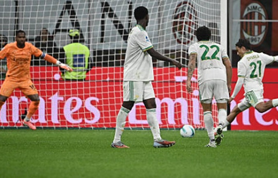 Dybala hỏng penalty, chấn thương trong trận Roma thua Milan