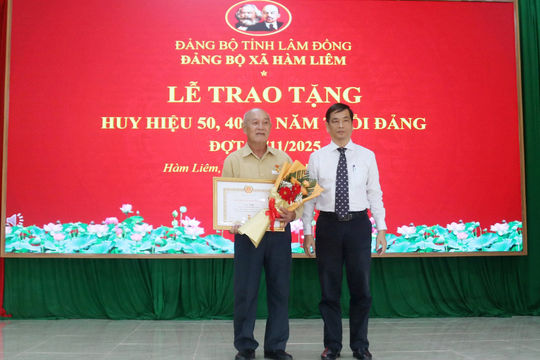 Đảng bộ Hàm Liêm trao Huy hiệu Đảng cho 6 đảng viên