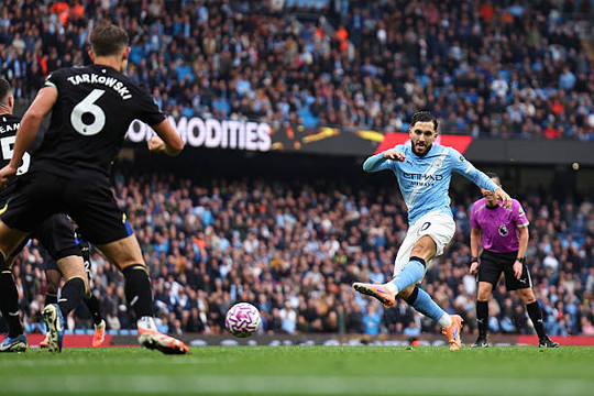 Rayan Cherki tái xuất rực rỡ, thổi hồn vào Man City