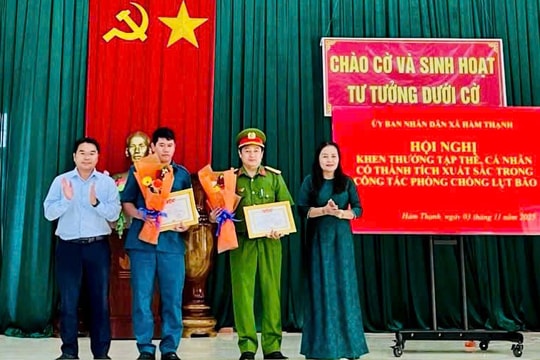 Xã Hàm Thạnh khen thưởng tập thể, cá nhân có thành tích trong công tác phòng chống, khắc phục hậu quả lũ lụt