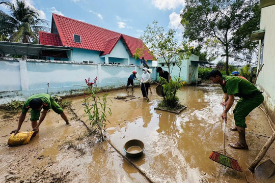 Tuổi trẻ Tuy Phong ra quân dọn bùn đất, vệ sinh nhà cửa giúp người dân ổn định cuộc sống