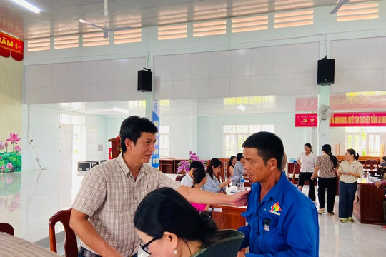Tuy Phong trao 160 triệu đồng hỗ trợ người dân khắc phục thiệt hại do lũ quét