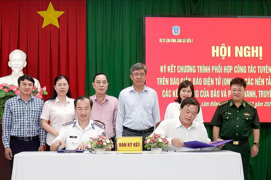 Vùng Cảnh sát biển 3 phối hợp tuyên truyền biển, đảo và tặng quà ngư dân tại Lâm Đồng
