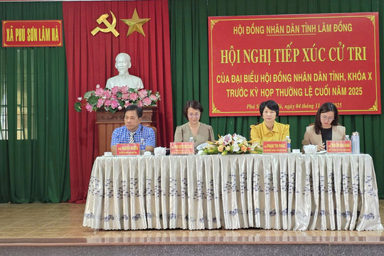Phó Bí thư Tỉnh ủy, Chủ tịch UBMTTQ Việt Nam tỉnh Lâm Đồng Phạm Thị Phúc tiếp xúc cử tri tại xã Phú Sơn Lâm Hà
