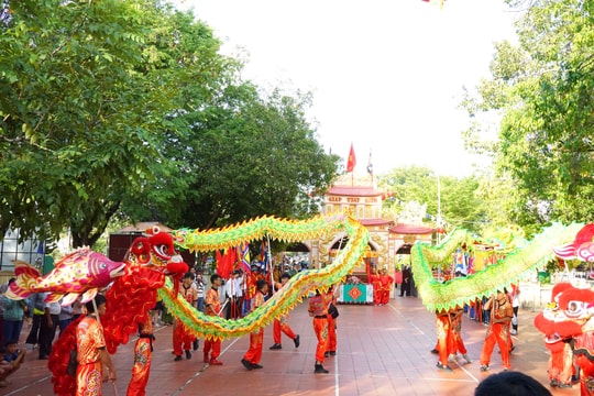 Du khách vui trẩy hội Dinh Thầy thím