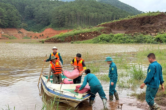 Lực lượng vũ trang xã Ka Đô nỗ lực bảo vệ người dân an toàn trong mưa lũ