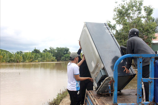 Sửa điện lạnh, ấm lòng người giữa mùa lũ