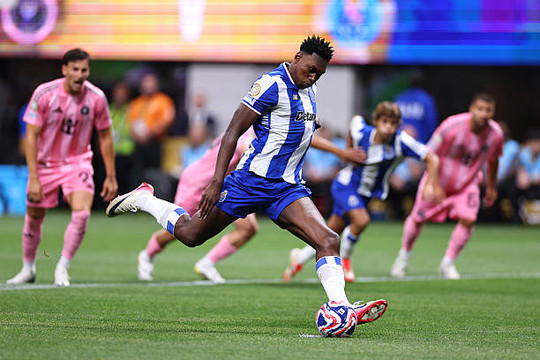 Man Utd trước cơ hội vàng với tiền đạo Samuel Aghehowa