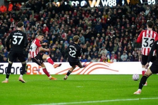 Xhaka ghi bàn, Sunderland hòa Everton 1-1, áp sát Liverpool
