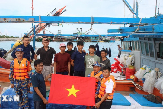 Hơn 3.000 ngư dân được hướng dẫn vào tránh trú bão Kalmaegi tại Trường Sa