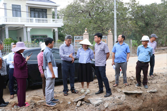 Phó Chủ tịch UBND tỉnh Lâm Đồng Nguyễn Minh kiểm tra thực tế các tuyến giao thông phía Đông Nam tỉnh