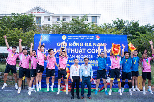 Sôi nổi Giải Bóng đá nam - UPT