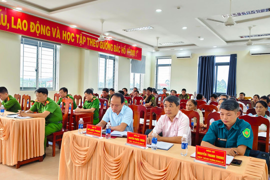 Công an xã Cát Tiên lắng nghe ý kiến Nhân dân