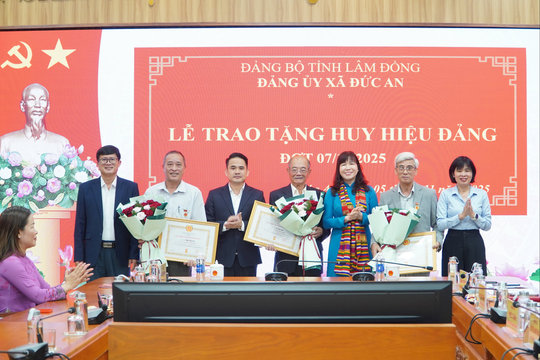 Xã Đức An trao Huy hiệu Đảng đợt 7/11