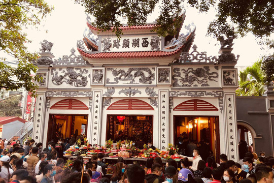 Phủ Tây Hồ: Cẩm nang viếng thăm chốn linh thiêng bên Hồ Tây