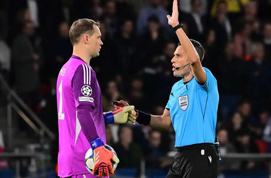 Bayern hạ PSG 2-1: Neuer chỉ trích trọng tài Mariani