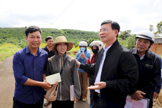 Vợ chồng trẻ bất ngờ nhận quà cưới từ Chủ tịch UBND tỉnh Lâm Đồng ngay trên công trường