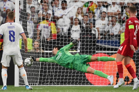 Liverpool hạ Real Madrid 1-0, Courtois vẫn hóa người hùng