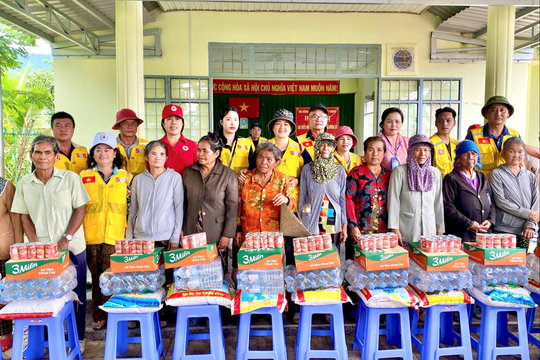 Hội Chữ thập đỏ tỉnh Lâm Đồng trao 300 suất quà hỗ trợ người dân vùng lũ