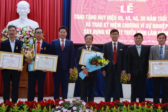 Phường Cam Ly - Đà Lạt trao Huy hiệu Đảng cho 15 đảng viên